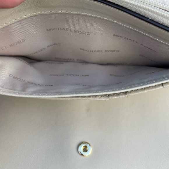 MICHAEL Michael Kors
Medium Carryall Tri-Fold Wallet - Picture 11 of 16